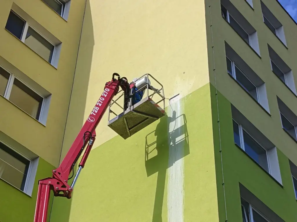 Likvidace vosího hnízda ve fasádě panelového domu v Praze pomocí výškové plošiny