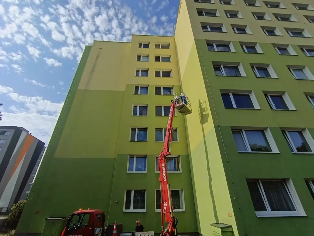 Likvidace vosího hnízda ve fasádě panelového domu v Praze pomocí výškové plošiny