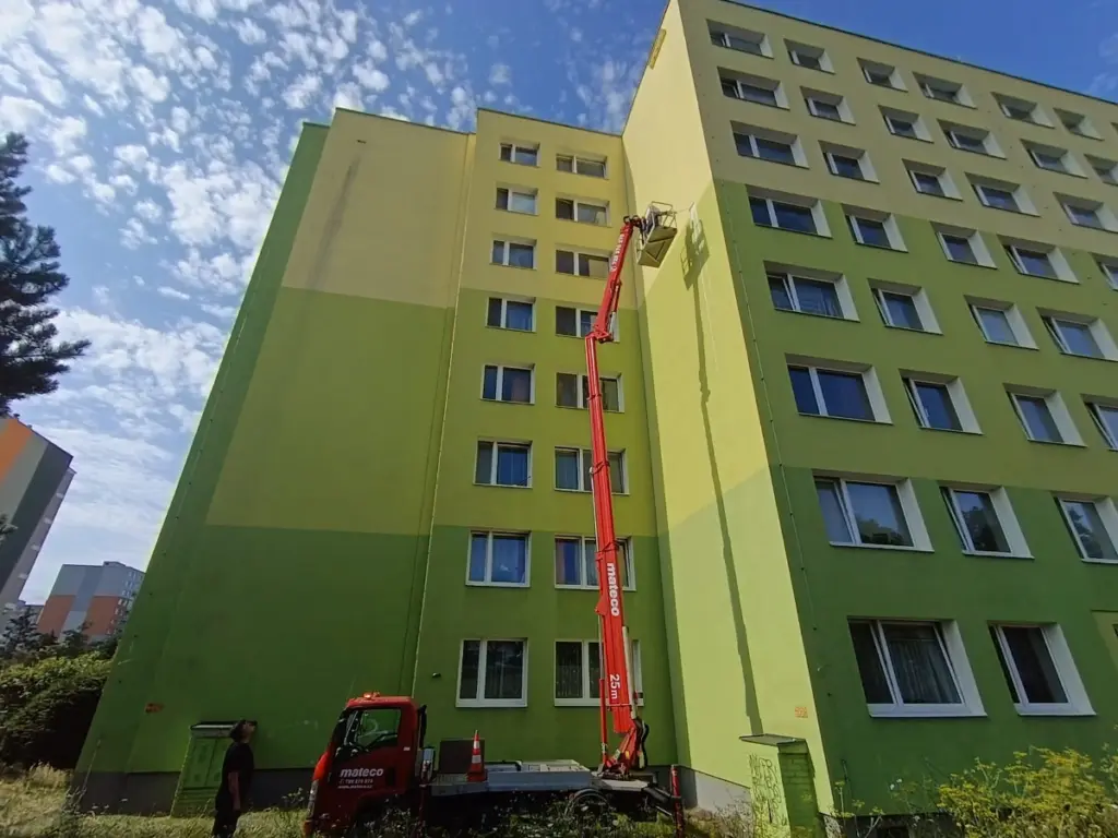 Likvidace vosího hnízda ve fasádě panelového domu v Praze pomocí výškové plošiny