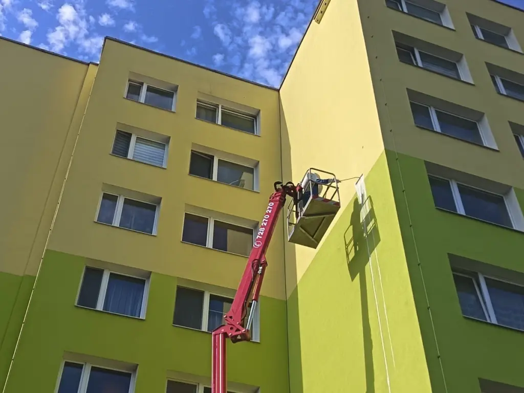 Likvidace vosího hnízda ve fasádě panelového domu v Praze pomocí výškové plošiny